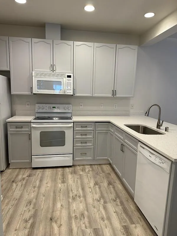 10909 Avondale Rd NE — Photo 3