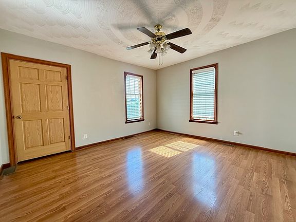 3rd image of 220 Diamond St