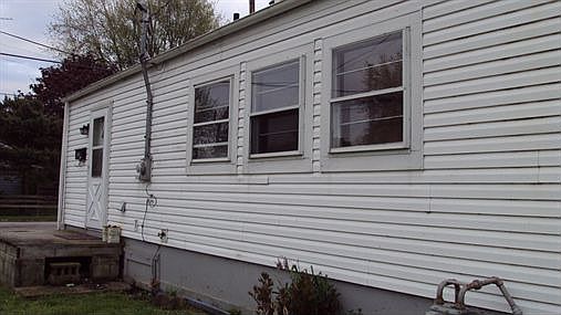 1st image of 905 Maryland St