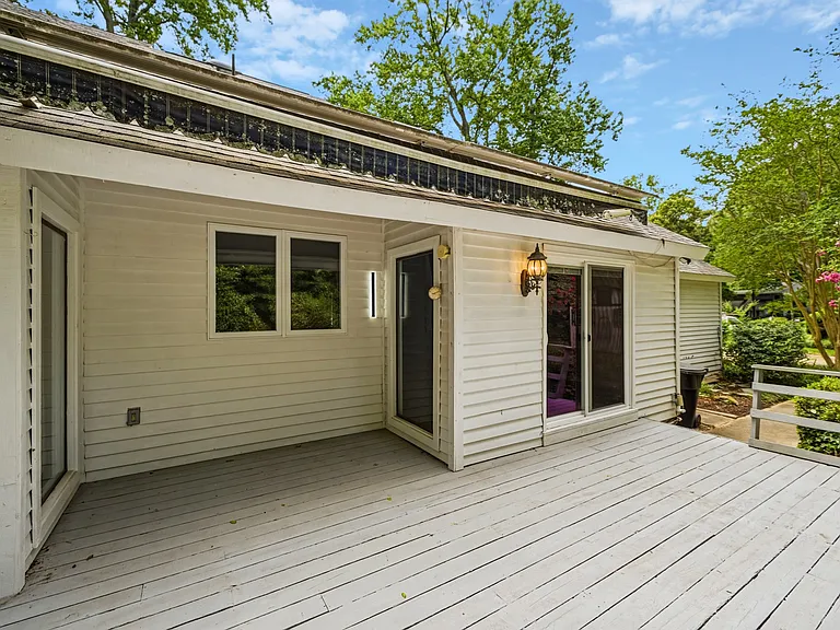 1044 Commodore Dr — Photo 32