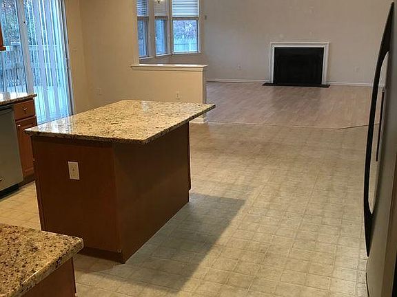 4th image of 33 Salvatore Dr
