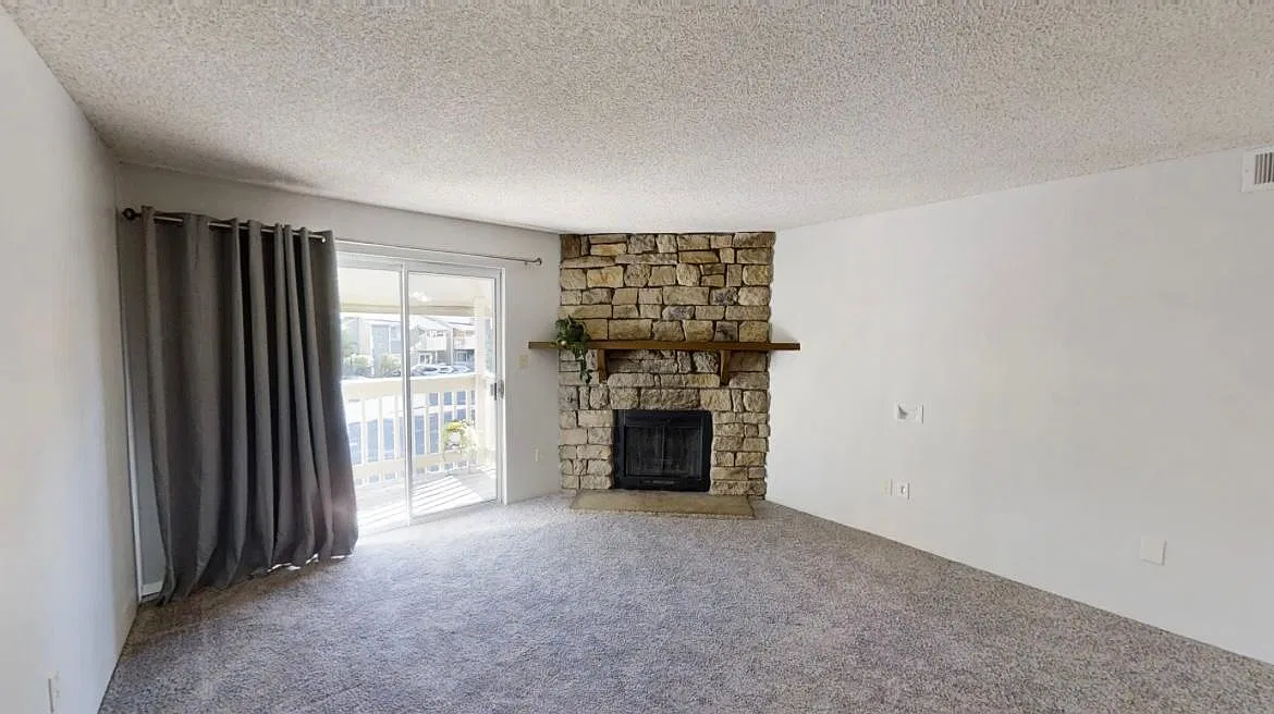 2 bed, 922 sqft, $2,400 — Photo 1