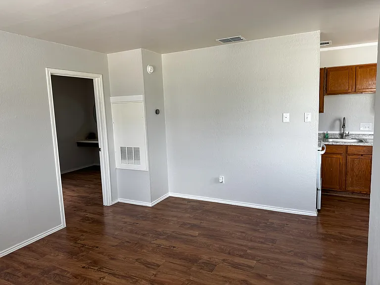 1640 Post Rd — Photo 2