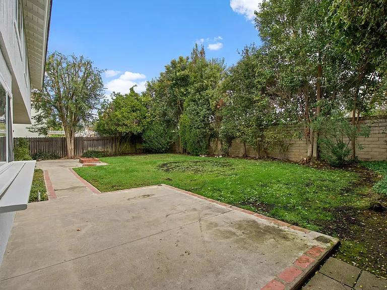1672 Wellington Pl — Photo 31