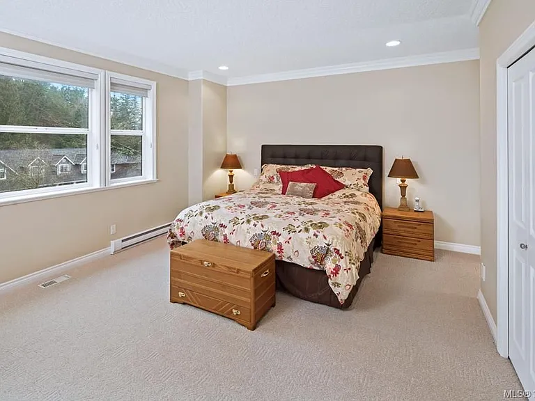 749 Wesley Ct — Photo 3