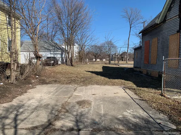2256 Holcomb St, Detroit, MI 48214