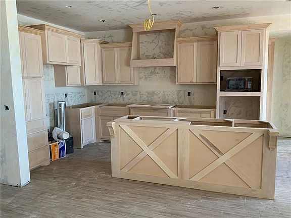 5th image of 2433 Creekview Dr