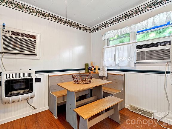 4th image of 55 Edwards Dr