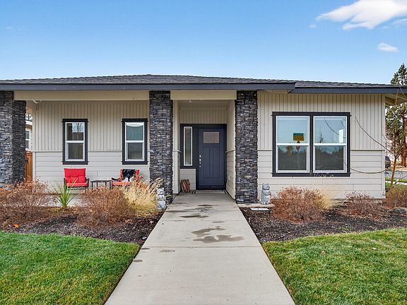 3rd image of 559 NW Rimrock Ct