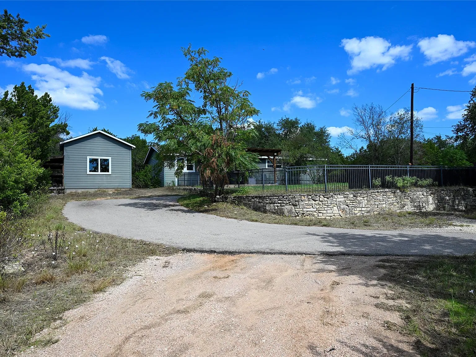 3 bed, 2.0 bath, 1932 sqft, $2,299 — Photo 2