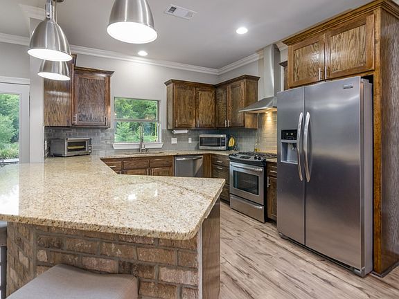4th image of 44106 Bayou Blvd