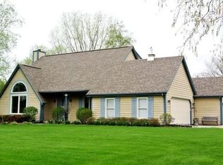 W225N2513 Alderwood Ln, Waukesha, WI 53186