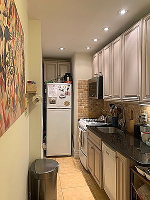 3rd image of 168 W 77th St #1R
