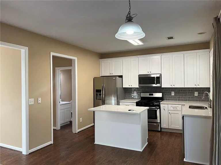 3413 Stoneham Dr — Photo 4
