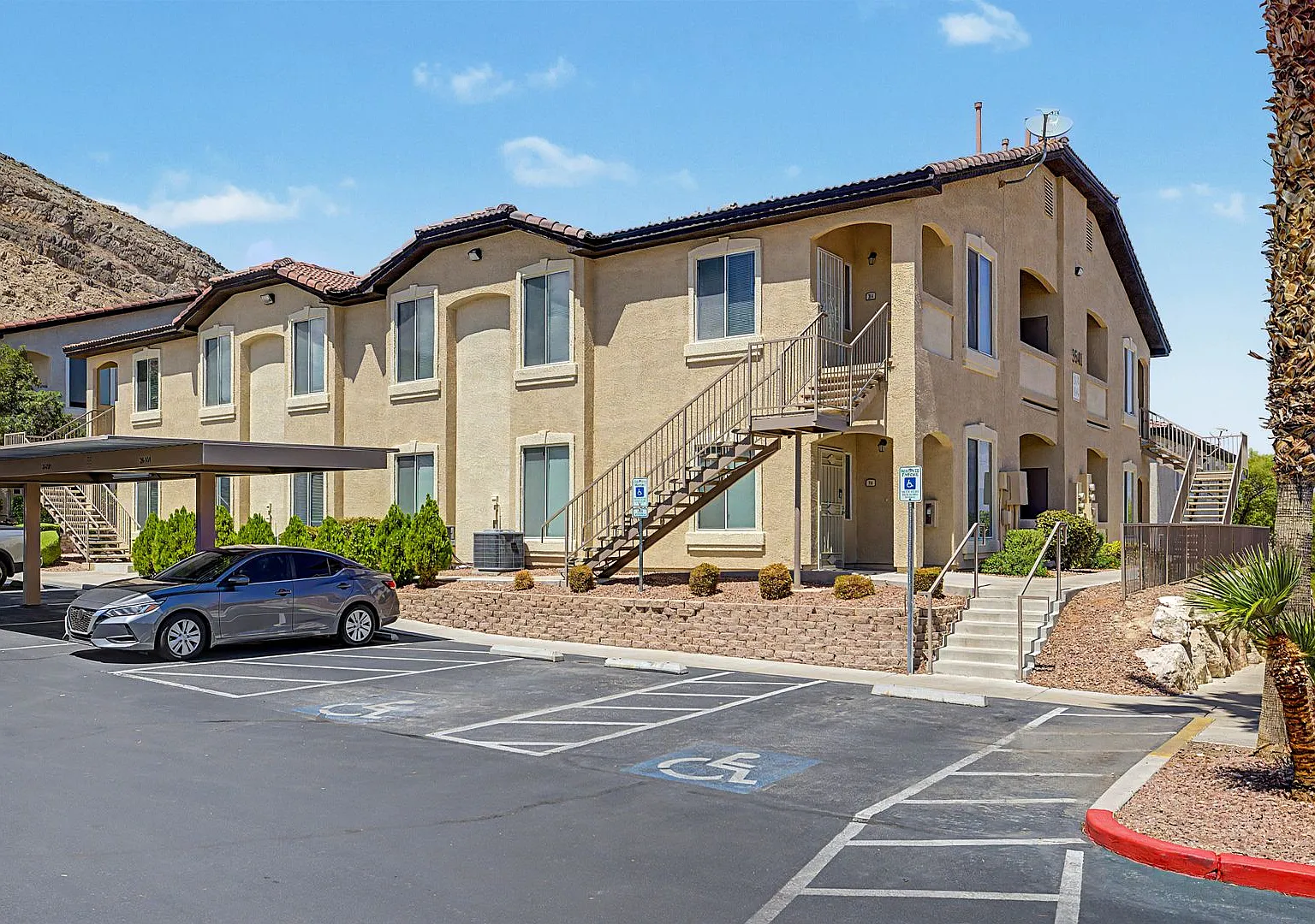 N.W. Gated Cozy Condo W/ Community Pool And Spa — Photo 4