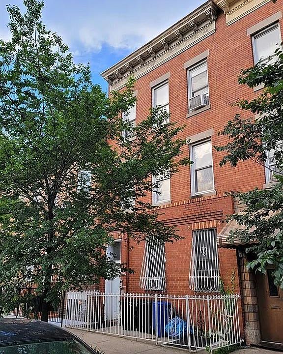 1st image of 985 Rogers Ave