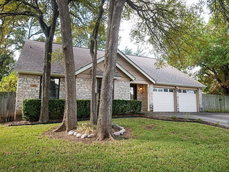 4607 Bridlewood Dr — Photo 3