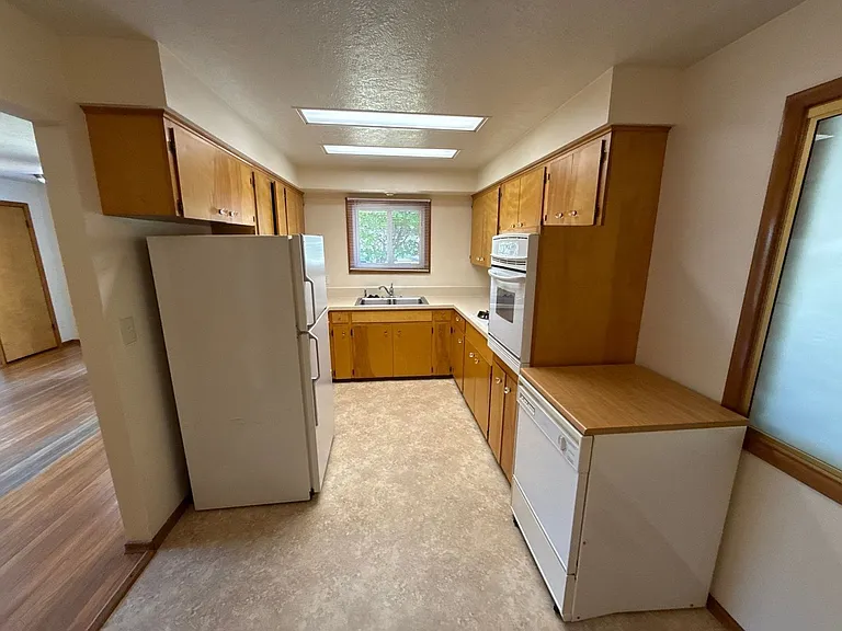 1670 Yew St SE — Photo 9