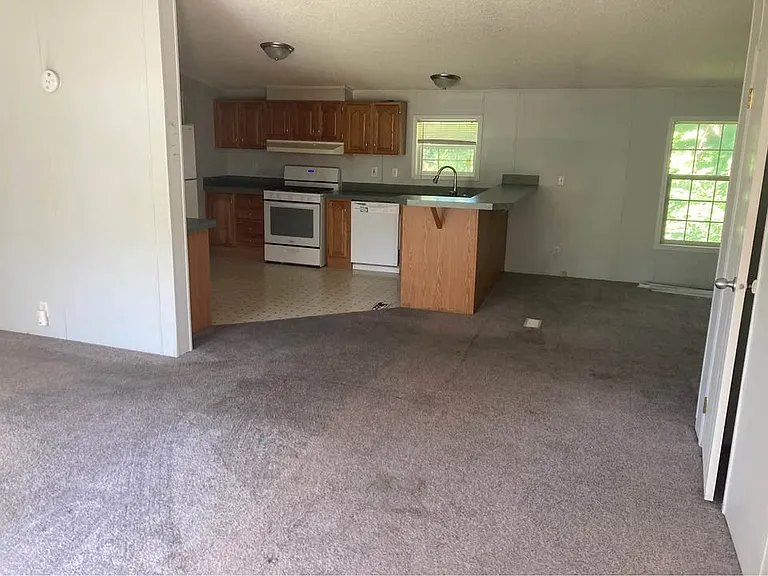 17724 Wayne St — Photo 2