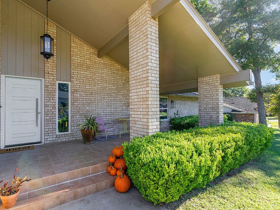 1st image of 402 Willowbrook Dr