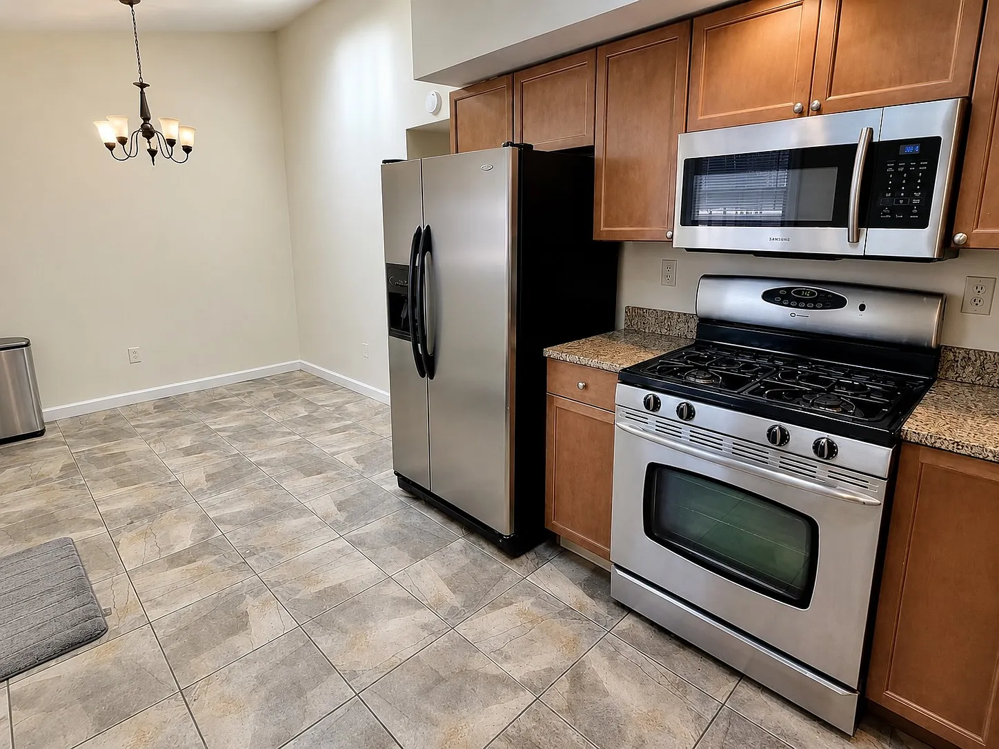 3 bed, 2400 sqft, $825 — Photo 4
