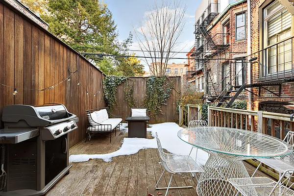 Sold by Compass | media 25