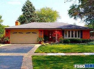 811 S Robert Dr, Mount Prospect, IL 60056