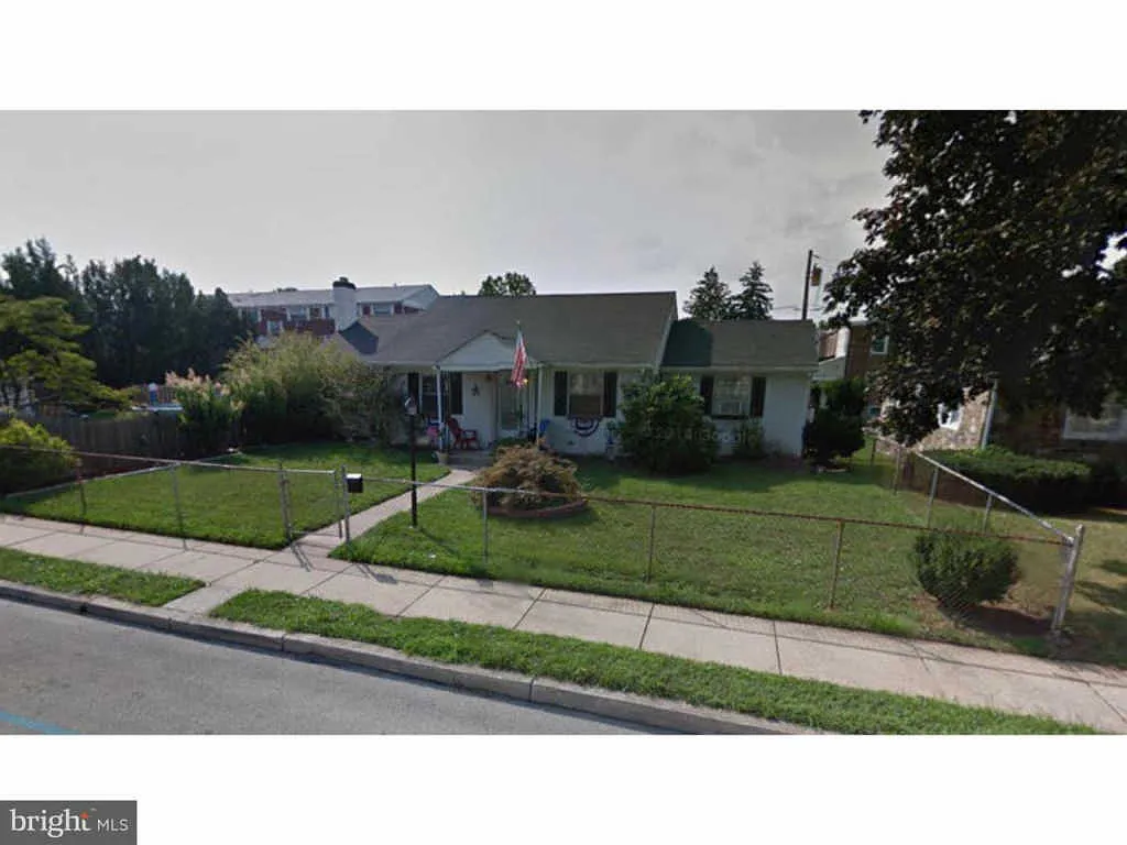 915 Noble St photo 1