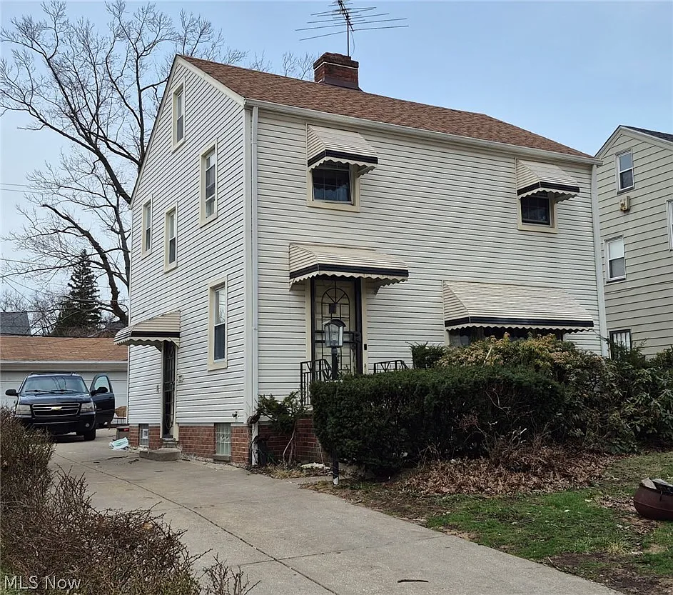 17425 Walden Ave photo 1