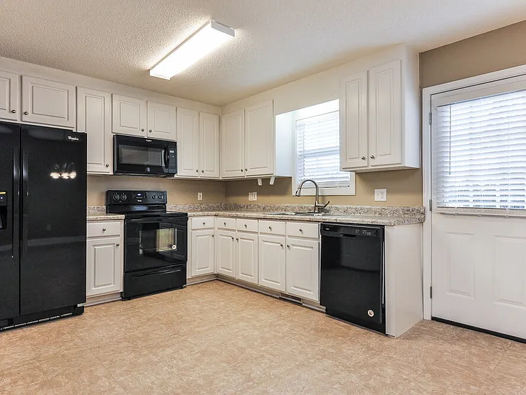 101 Mayfair Ct — Photo 6