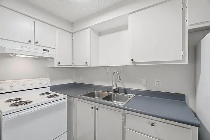 18 W 2nd St #319 — Photo 31
