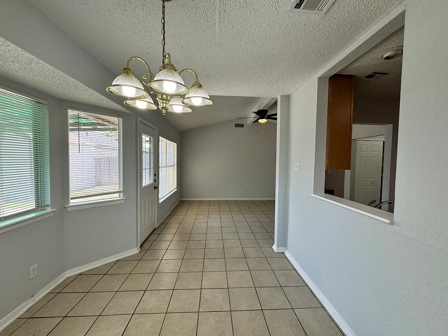 3 bed, 1117 sqft, $1,350 — Photo 4