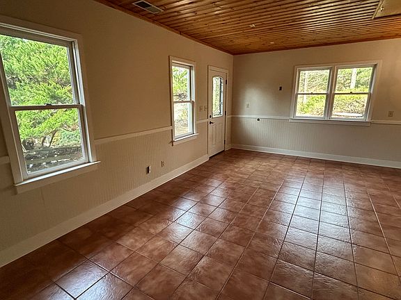 2nd image of 130 Spring Creek Farm Ln