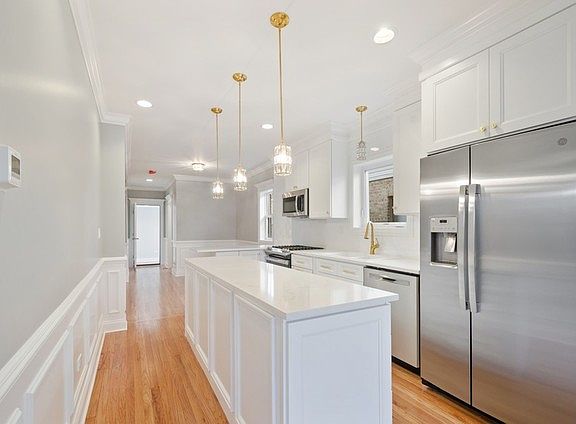 2nd image of 6416 N Oxford Ave