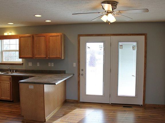 5th image of 47 Camelot Dr