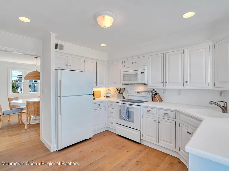706 Morven Ter — Photo 18