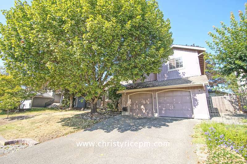 1st image of 906 221st Ave NE