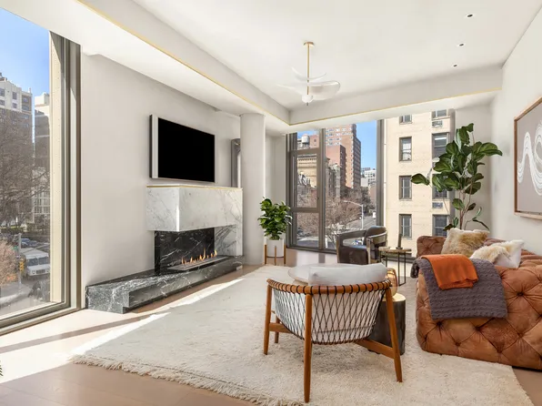 80 East 10th Street 3W image 2 of 11