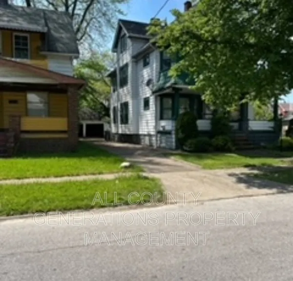 2812 E 117th St — Photo 2