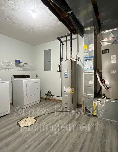 338 W Irving St — Photo 23