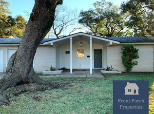 521 Sycamore St, Lake Jackson, TX 77566