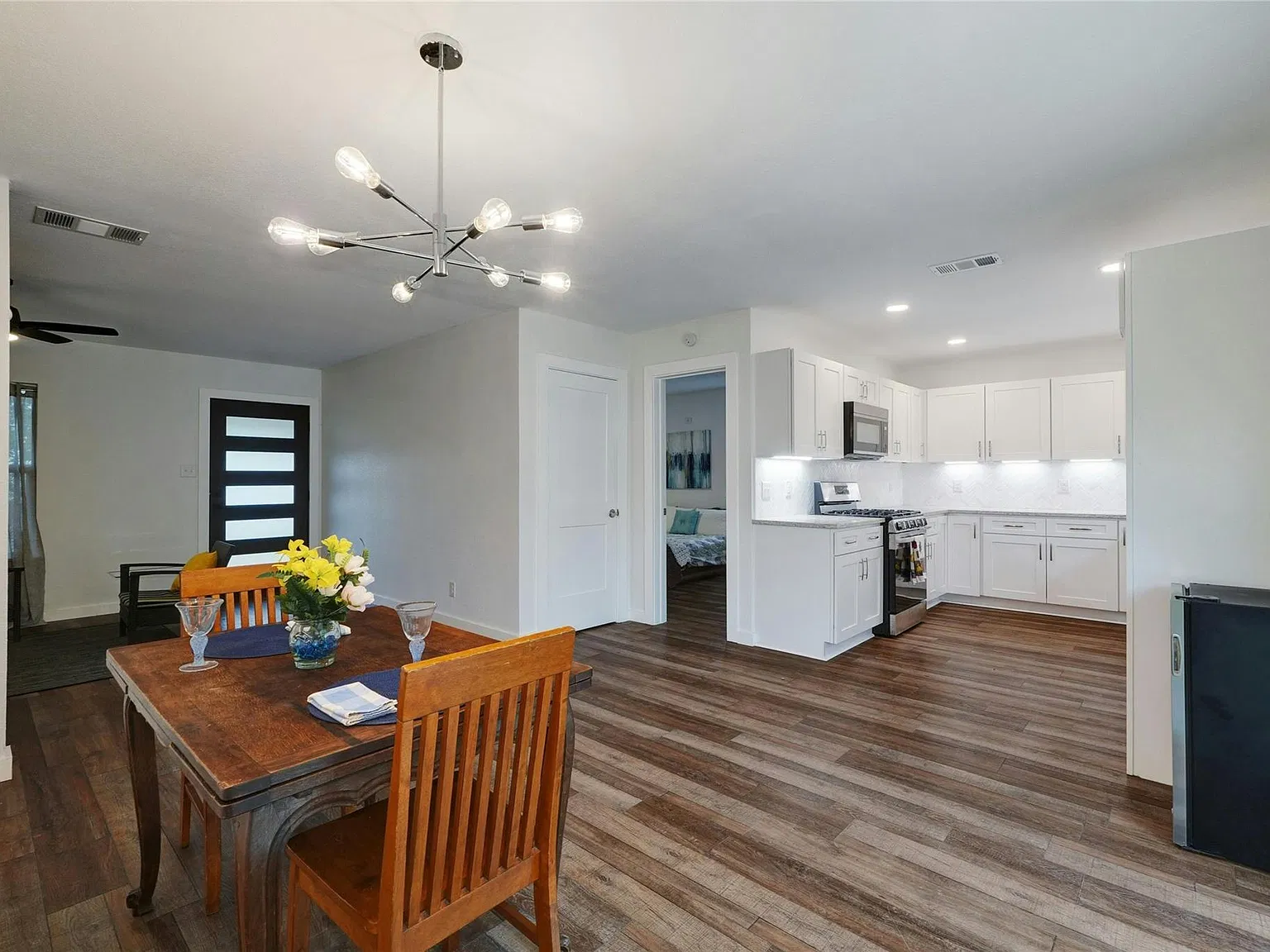 4 bed, 2.0 bath, 1370 sqft, $2,200 — Photo 4