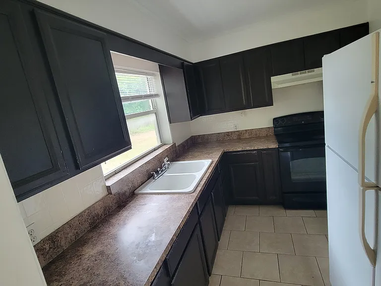 4160 Gloria Ave — Photo 3