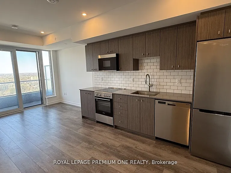 15 Wellington St S #2414 — Photo 2