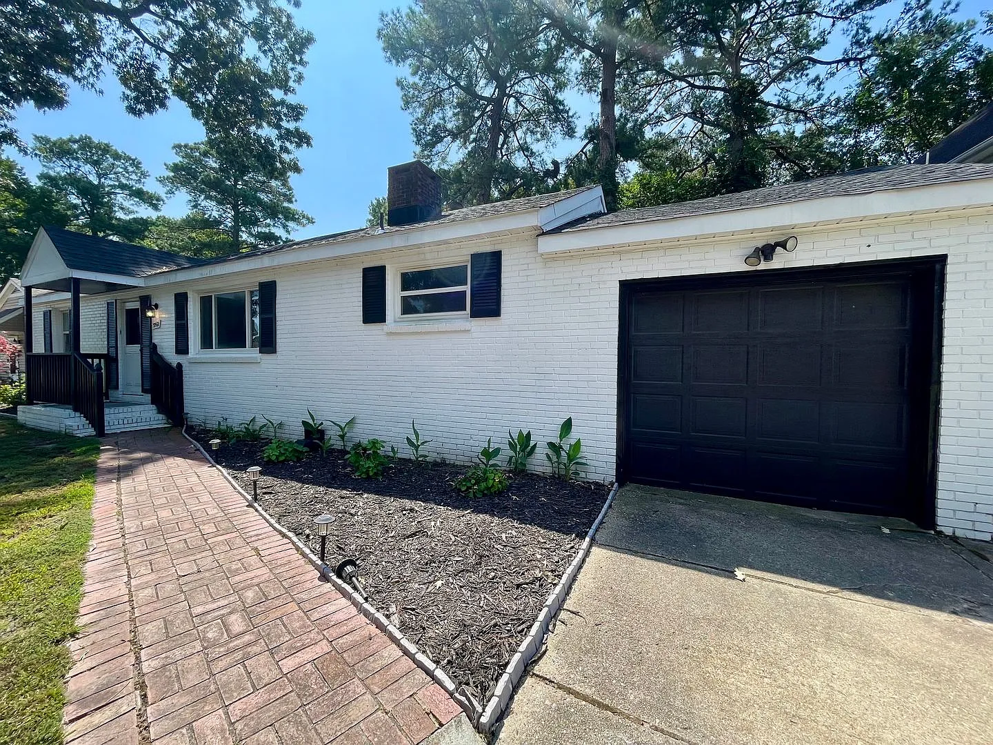 Renovated 4-Bedroom Ranch Near South Rosemont — Photo 3