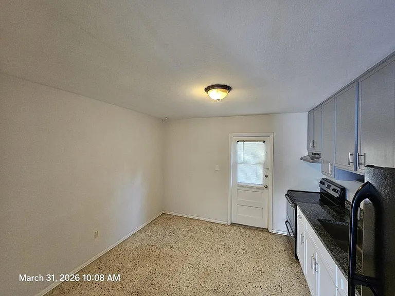 2760 Seneca Ave — Photo 3