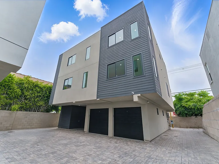 8236 1/2 Blackburn Ave — Photo 48