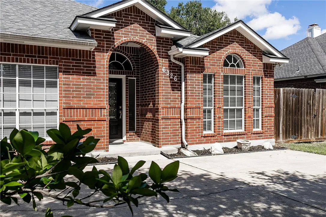 3 bed, 2.5 bath, 2326 sqft, $2,495 — Photo 2