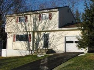 10 Fern Ln, Poughkeepsie, NY 12601