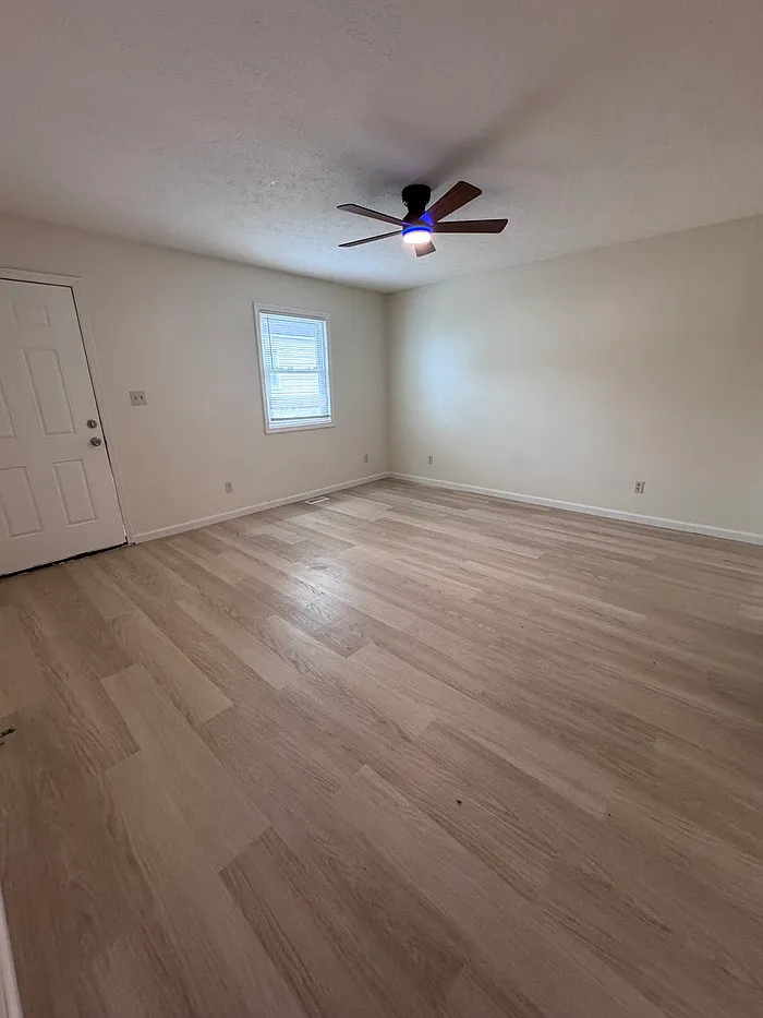 3 bed, 1.0 bath, 936 sqft, $1,250 — Photo 2